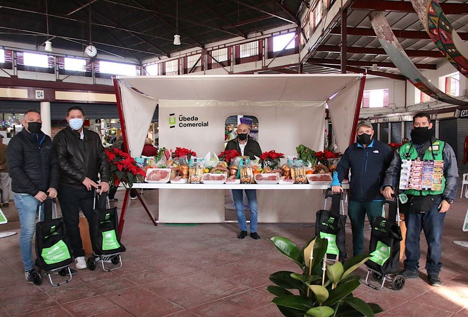 Entrega de los cuatro carros correspondientes al segundo sorteo de Navidad, Mercado de Abastos