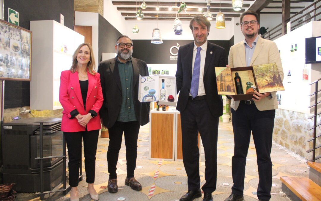 El concejal Francisco Javier Lozano acompaña al director del COI, Jaime Lillo, en su visita al Centro de Interpretación Olivar y Aceite.