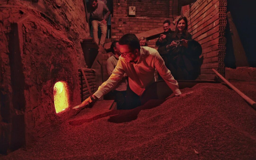 Puesta en marcha de su ancestral horno árabe. “Este horno, con siglos de historia, evoca la antigua técnica de cocción que ha dado vida a innumerables obras de arte”