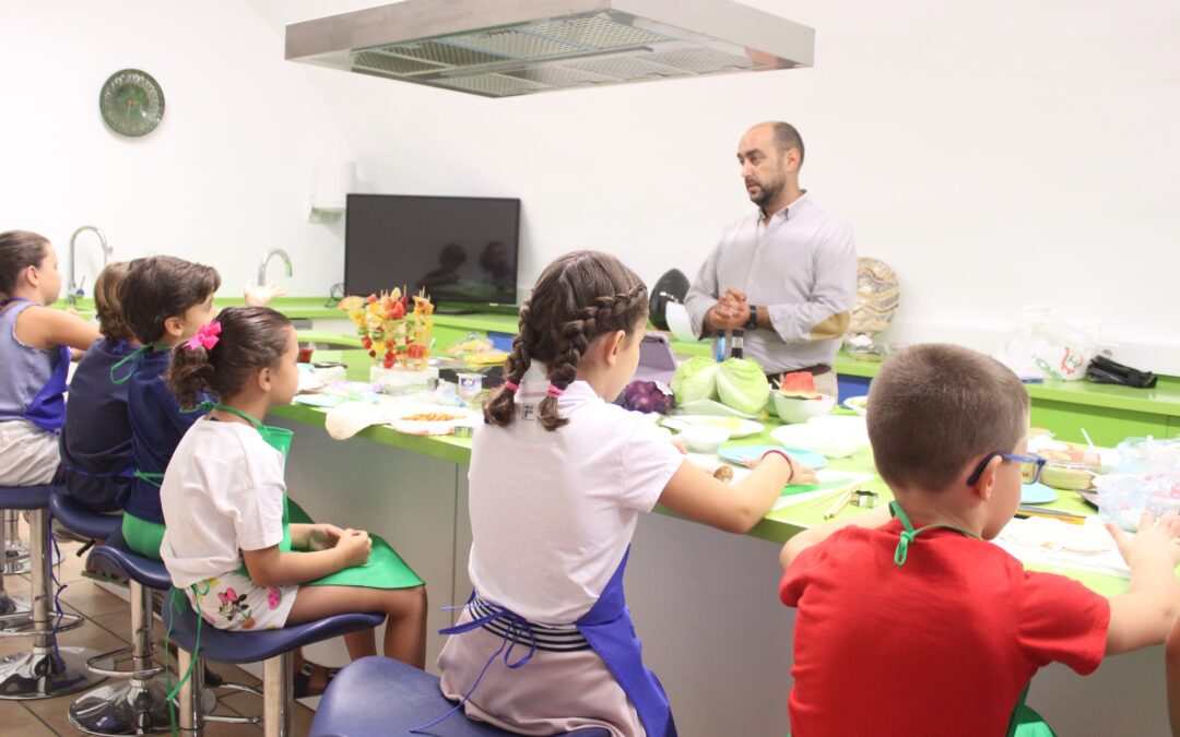 El concejal de agricultura y presidente de la asociación de Olivar y Aceite ,Javier Gámez, ha asistido al taller de ‘Cocina infantil saludable y divertida en verano’