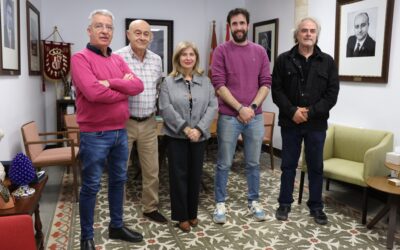 La alcaldesa junto al concejal de Comercio, Industria y Artesanía, han recibido al presidente de la Asociación Local de Artesanos, Alfonso Hidalgo, acompañado por  parte de los miembros de la Junta Directiva del colectivo
