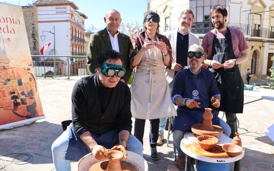 Actividad conjunta, que han realizado la ONCE, la Asociación Local de Artesanos y el Ayuntamiento de Úbeda, incluida en la programación de los Días Europeos de la Artesanía